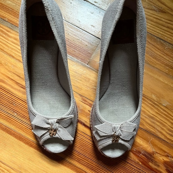 Tory Burch Gray Espadrille Wedges with Bows 9.5 - Picture 4 of 8